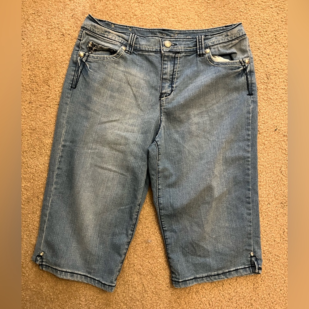 Capri Jeans With Embellished Back Pockets